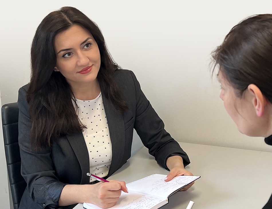 Unsere Joboachin ist mit einer Kundin im Gespräch